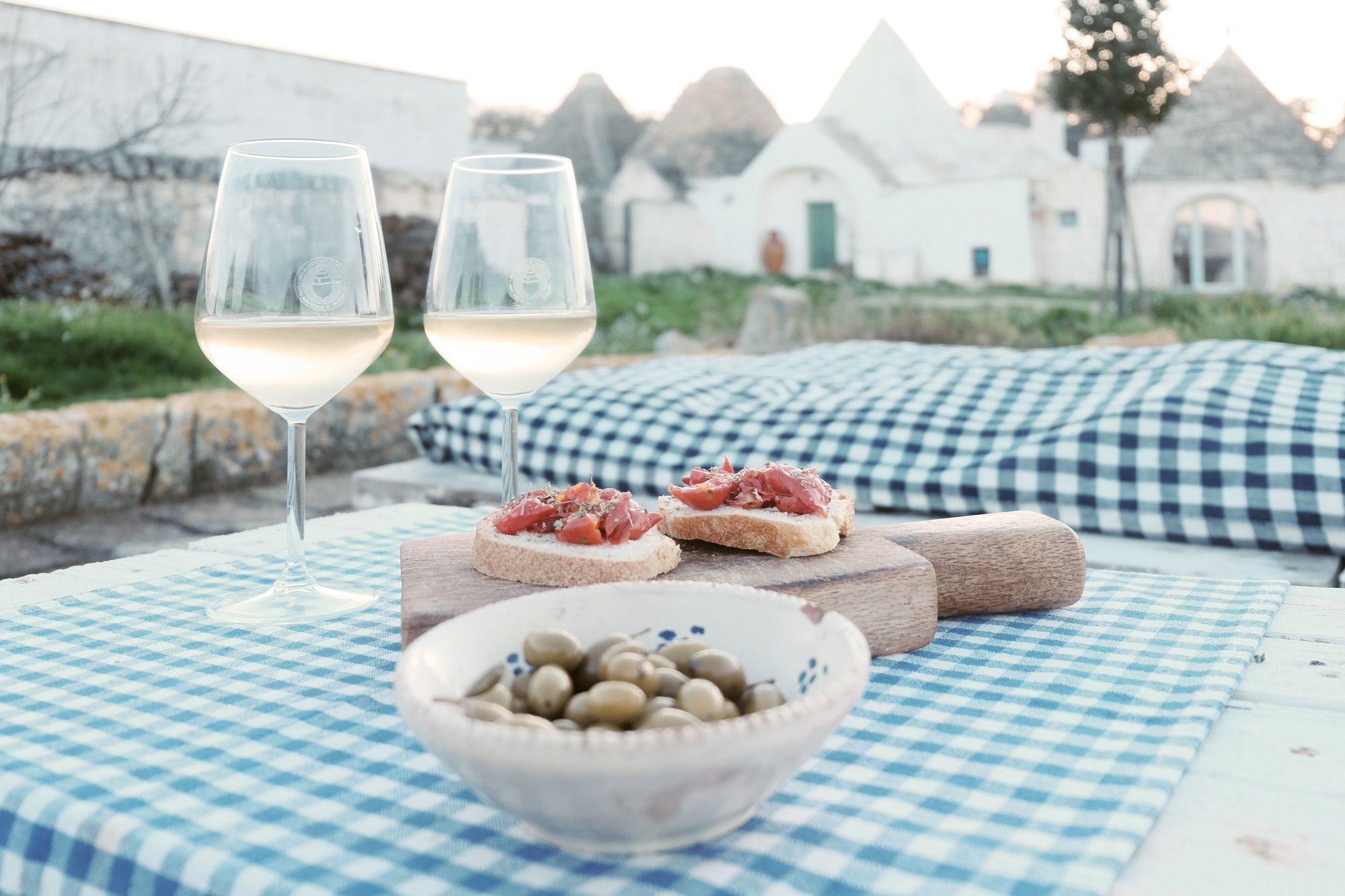 Aperitivo sull'aia - Calici di vino bianco con tagliere di bruschette e olive