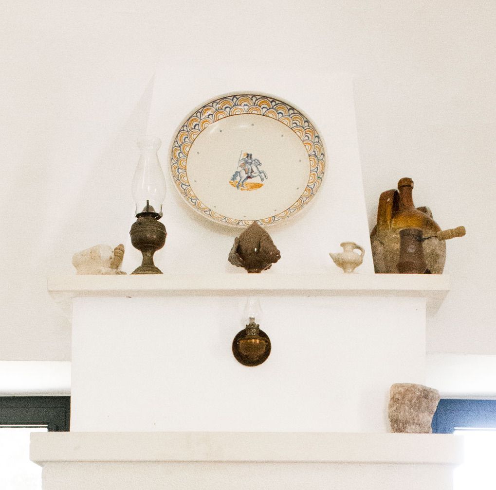 Composizione di ceramiche e utensili